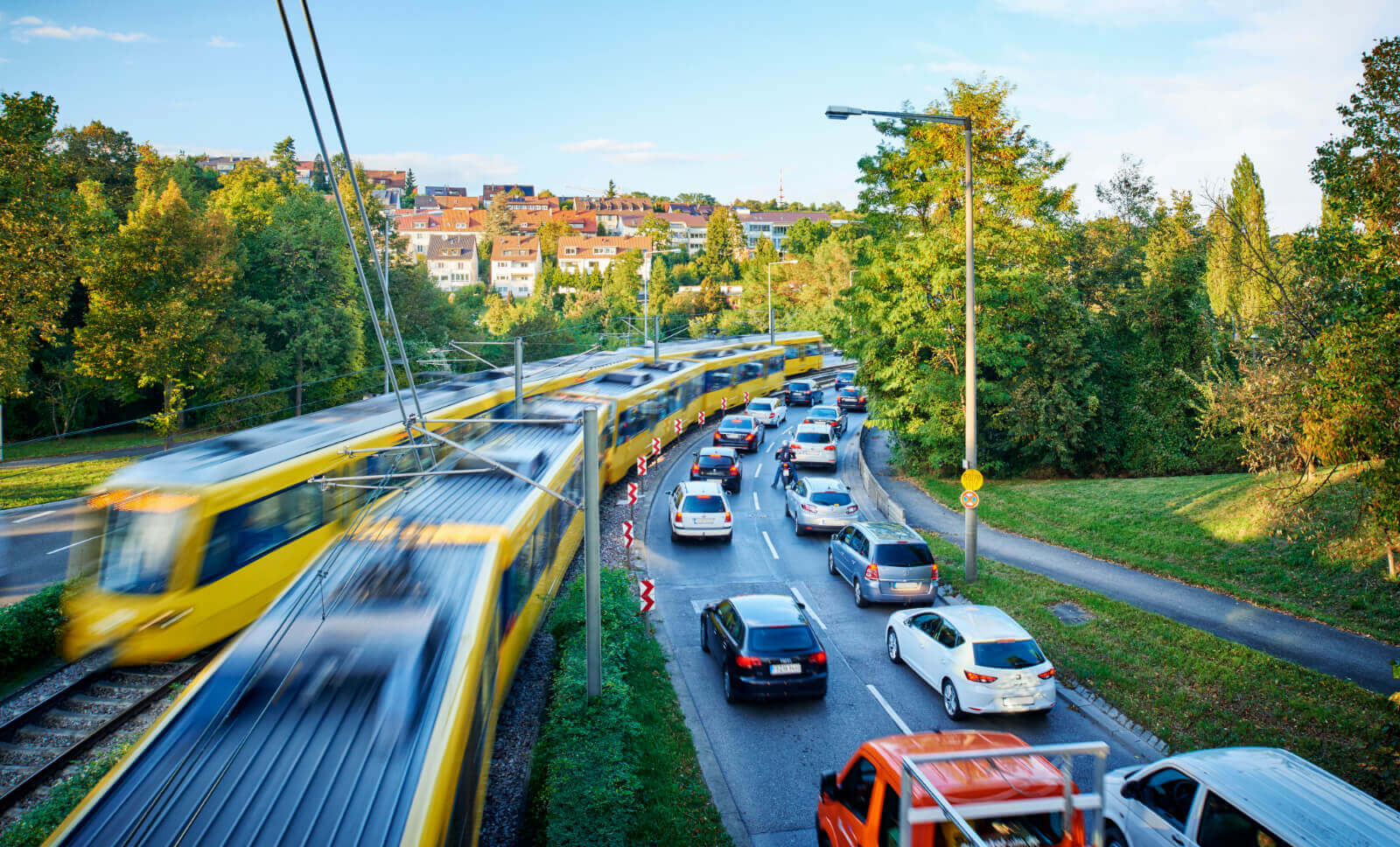 Straßenbahn und Autos auf der Straße